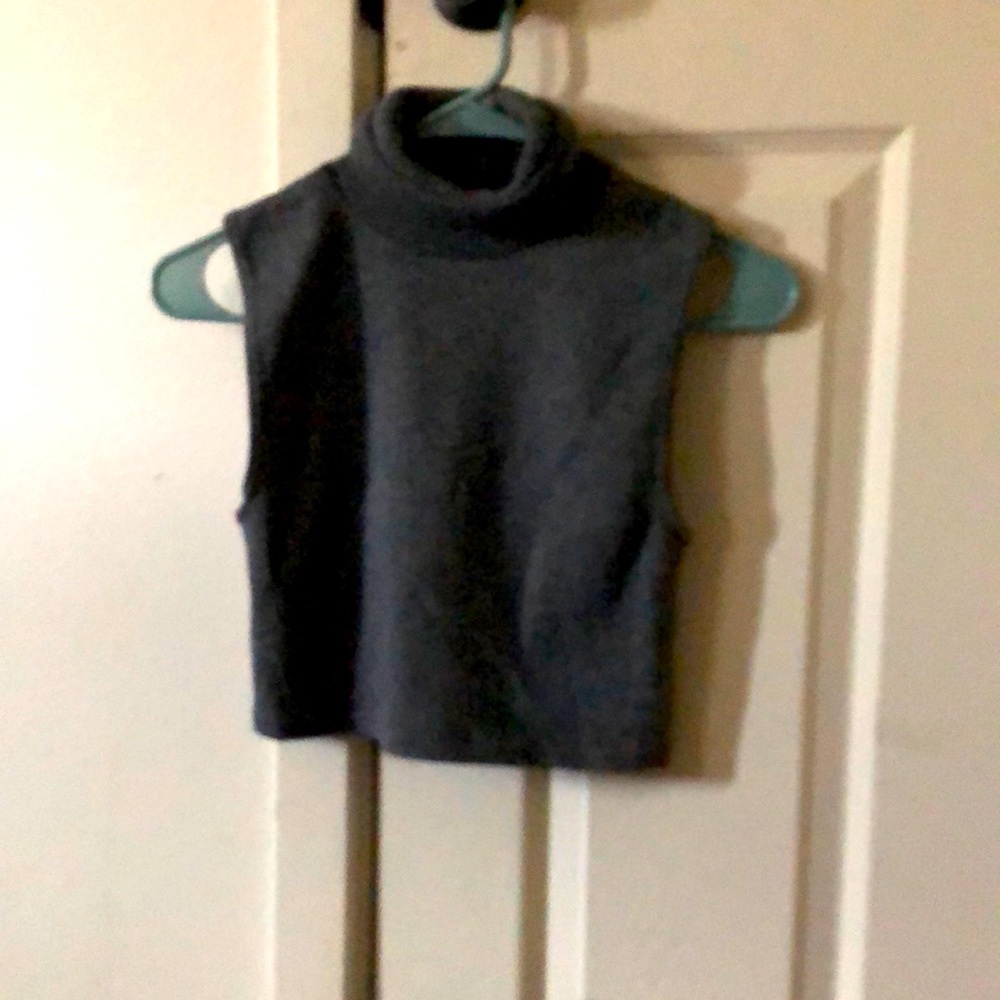 It’s a grey XL turtle neck with a long sleeve cut out